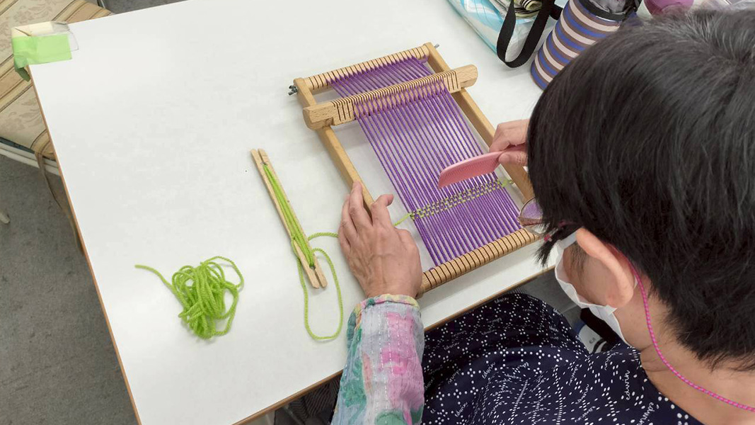 編み物をしている様子の写真