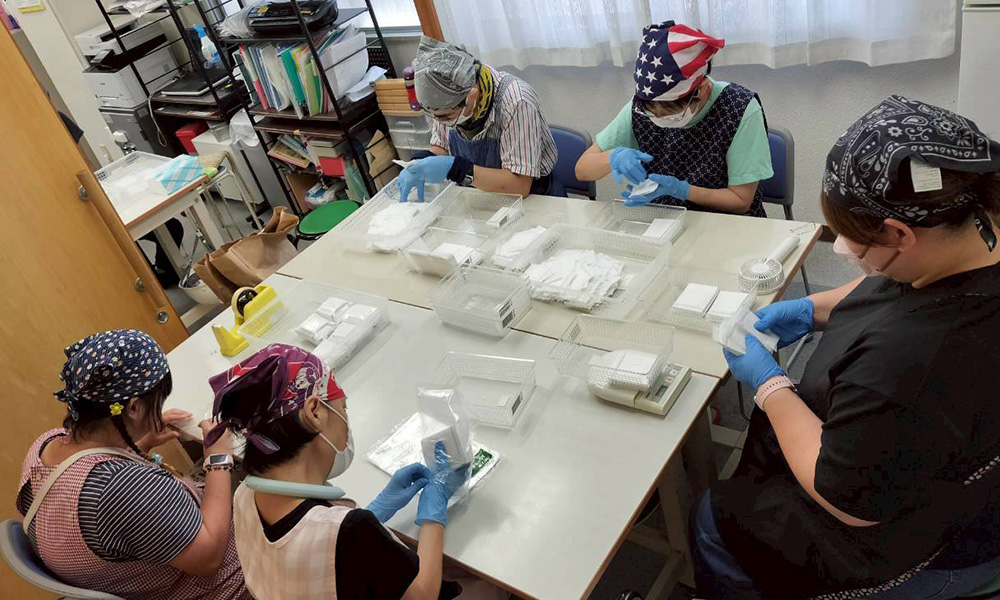 内職をしている様子の写真