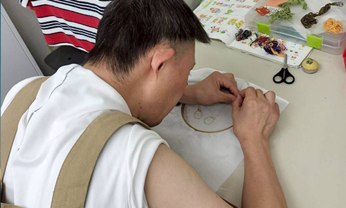 手作り商品を製作している写真