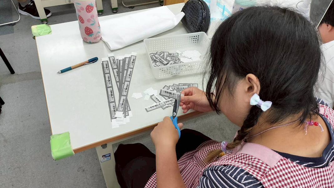 内職をしている様子の写真